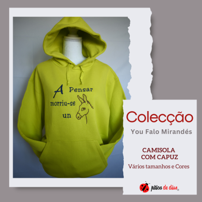 Camisola com capuz amarela com texto e desenho de burrinho