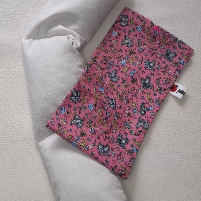 Almofada branca comprida com bolsa de tecido rosa estampada de flores e animais