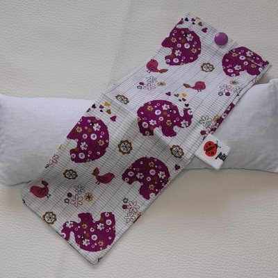 almofada com capa estampada com elefantes cor fúcsia