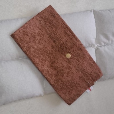 Almofada térmica branca com capa castanha de camurça e botão dourado