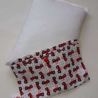 Almofada branca com capa estampada de tratores vermelhos