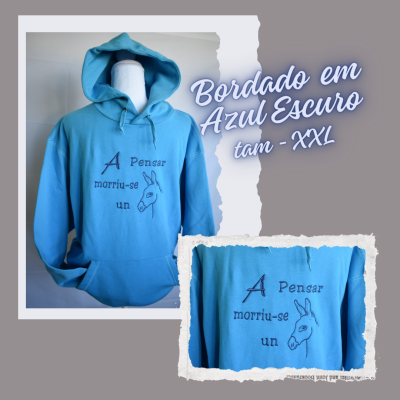 Sweatshirt azul claro com bordado azul escuro e capuz