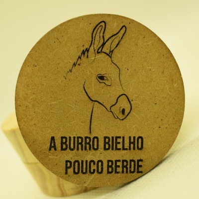 Tampa redonda de cortiça com desenho de burro e texto a preto