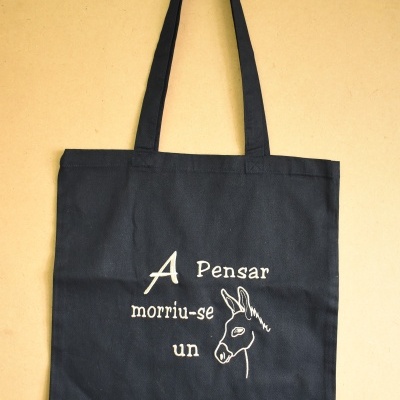 Saco de tecido preto com frase e desenho de burro em branco