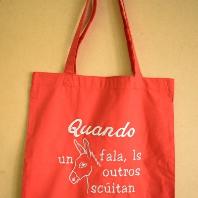 Saco de tecido vermelho com frase e desenho branco