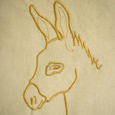 Desenho bordado de burro em tecido cru