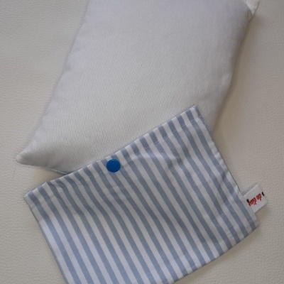 Almofada branca com capa riscada azul e branca e botão azul, etiqueta 'happy baby'