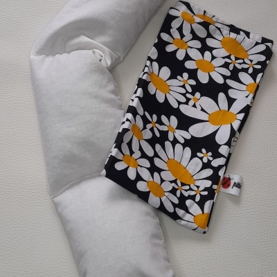 Almofada branca angulada e bolsa almofada estampada com flores brancas e amarelas sobre fundo preto