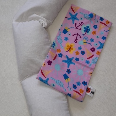 Almofada branca em Z e bolsa de tecido rosa com padrão marinho colorido