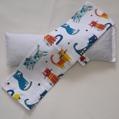 Proteção de cinto de segurança com estampa de gatos coloridos