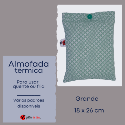 Almofada térmica verde com padrão geométrico e etiqueta lateral com joaninha