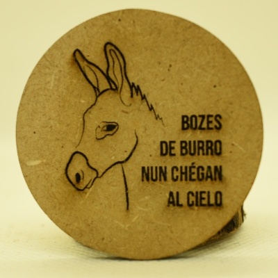 Cartão redondo com desenho de burro e texto 