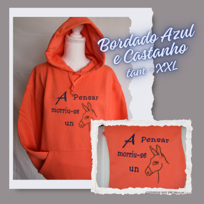Sweatshirt laranja com bordado azul e castanho e texto 'A Pensar morreu-se un'