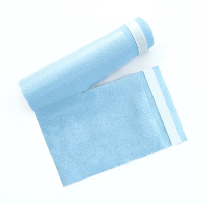 Rolo de tecido azul claro desenrolado