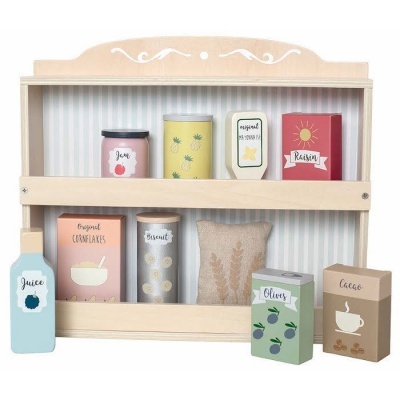 Brinquedo de cozinha em madeira com caixas e frascos coloridos com textos à vista numa estante
