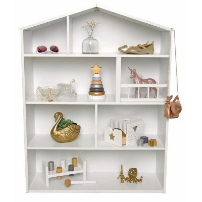 Estante branca em forma de casa com objetos decorativos variados