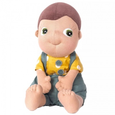 Boneco de peluche sentado com camisa amarela e calças cinzentas