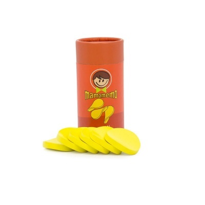 Frasco laranja com peças amarelas redondas e rótulo 'Mamamemo'