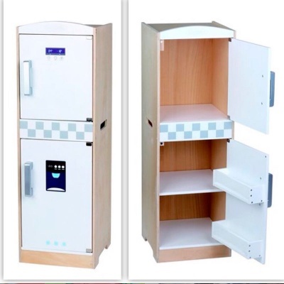 Módulo vertical em madeira clara com duas portas brancas, uma com visor digital azul e outra com painel azul e preto