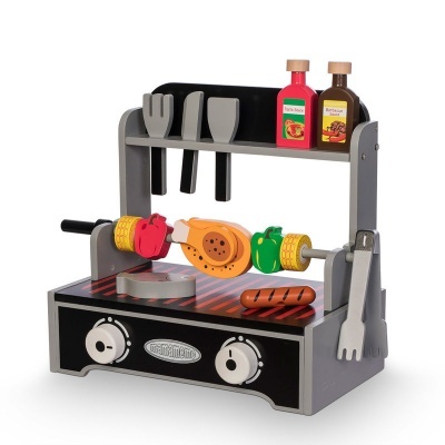 Brinquedo de cozinha grelhador com utensílios e comida de madeira colorida.