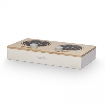 Brinquedo de cozinha em madeira com dois bicos de fogão e botões