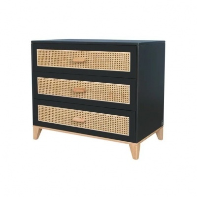 Cómoda preta com 3 gavetas de palhinha natural e puxadores em madeira clara.
