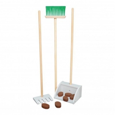 Brinquedo de jardinagem com ancinho verde, ancinho cinza e balde cinza com peças castanhas.