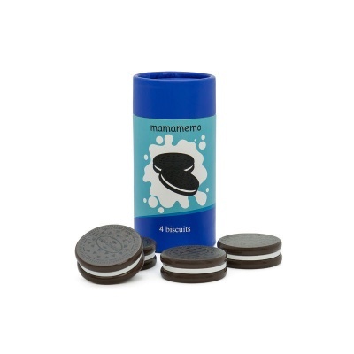 Pacote azul com 4 biscoitos pretos com recheio branco em fundo branco