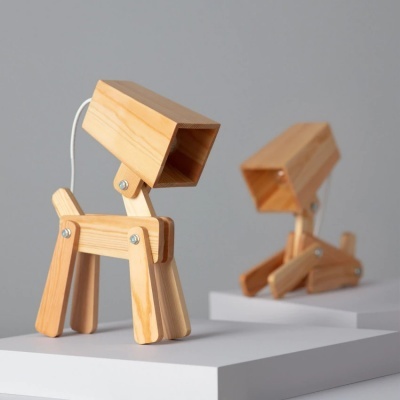 Campainha de madeira clara em forma de cão sobre superfície branca