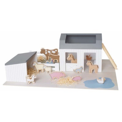 Brinquedo de quinta em madeira com figuras de animais e celeiros brancos e cinzentos