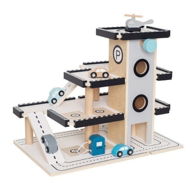 Parque de estacionamento de brinquedo em madeira com carrinhos e helicóptero azuis