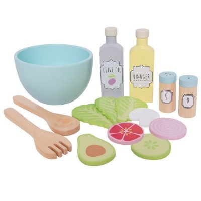 Conjunto de brinquedo para salada com taça azul, colheres de madeira, legumes e garrafas em madeira pintada