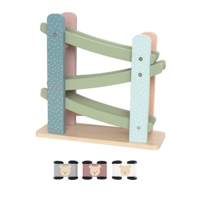 Brinquedo de pista de carrinhos em madeira com três carrinhos de ursos