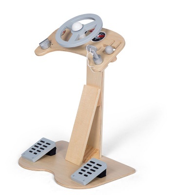 Simulador de volante para jogos em madeira clara com pedais cinza