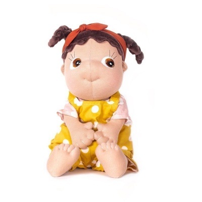 Boneca de peluche com vestido amarelo de bolinhas brancas