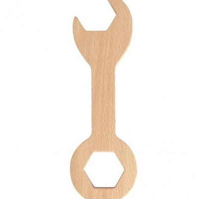 Chave inglesa de madeira clara com extremidade aberta e extremidade hexagonal
