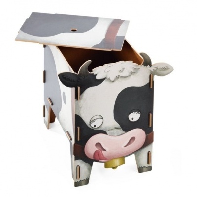 Caixa de cartão desenhada para parecer uma vaca preta e branca com língua de fora.