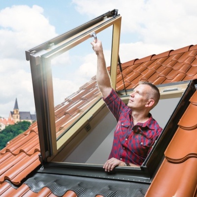 Janela&#x20;de&#x20;acesso&#x20;&#x00E0;&#x20;cobertura&#x20;Fakro&#x20;-&#x20;FWP&#x20;U3