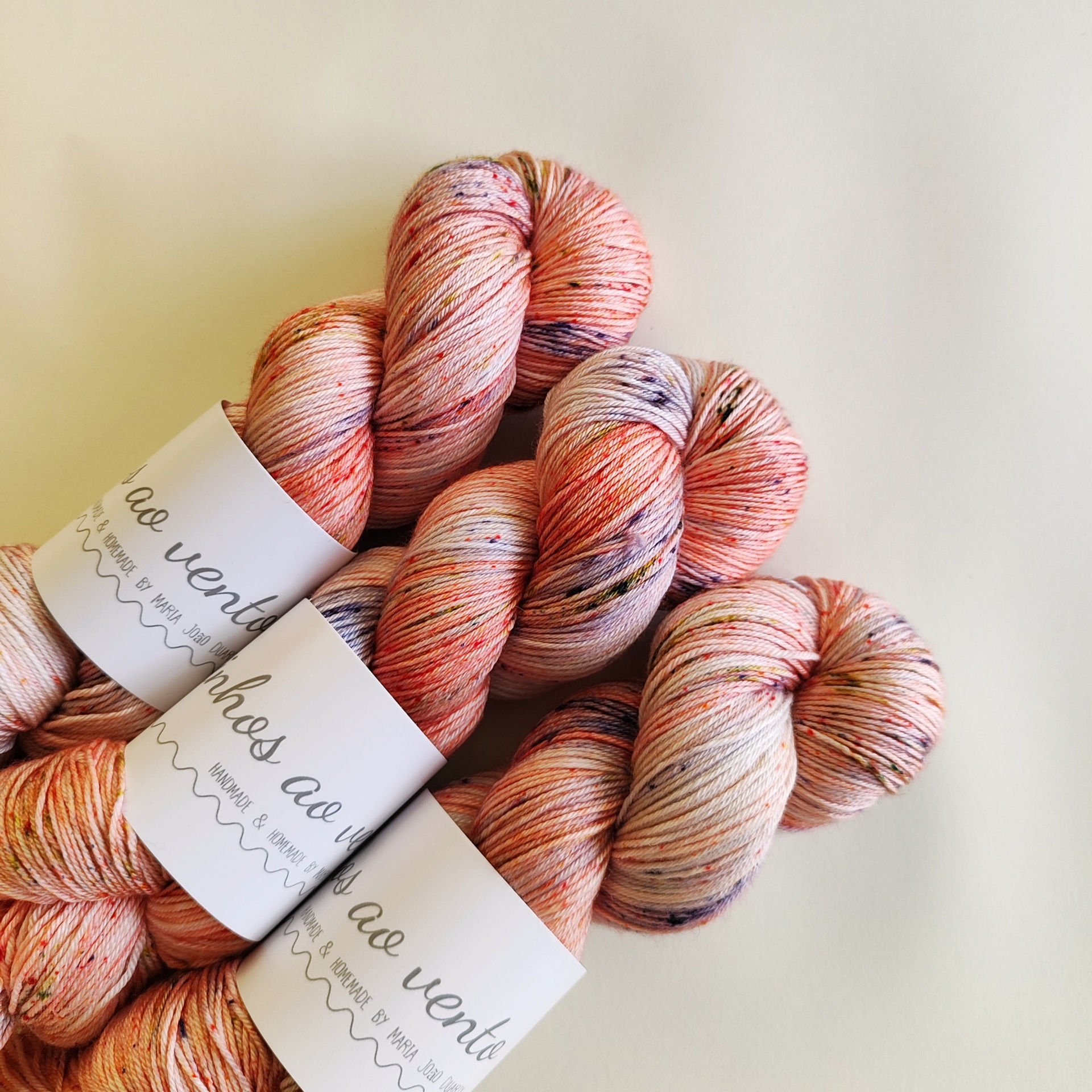 SILK MERINO Três novelos coloridos de fio com etiqueta branca