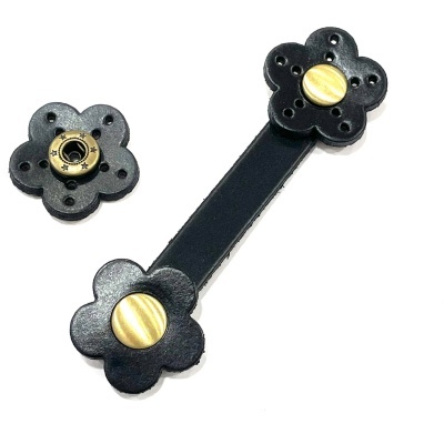 Fecho em Couro Sintético Preto Flor