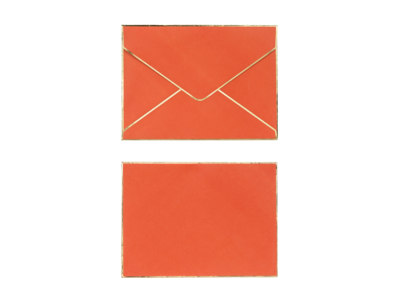 Envelope de papel laranja fosco mostrado de frente e de trás