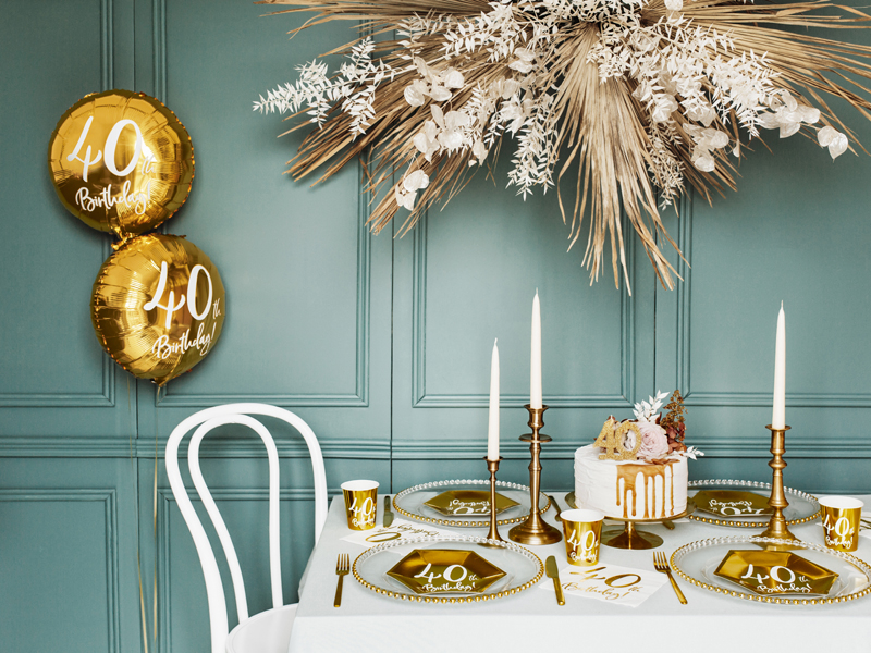 Mesa de aniversário decorada com itens dourados e branco para 40 anos