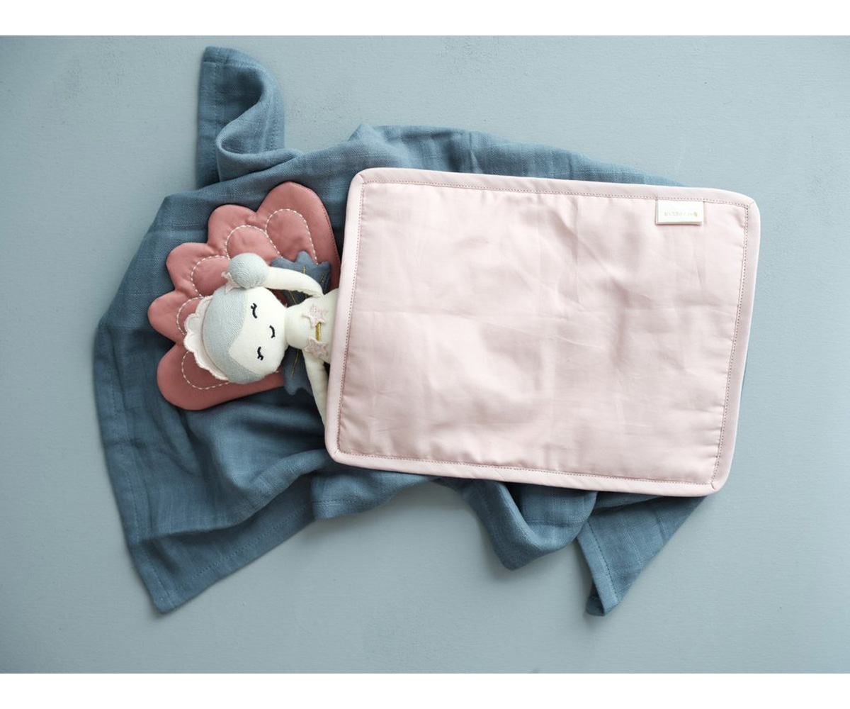 Manta azul com almofada rosa e boneco de pelúcia branco