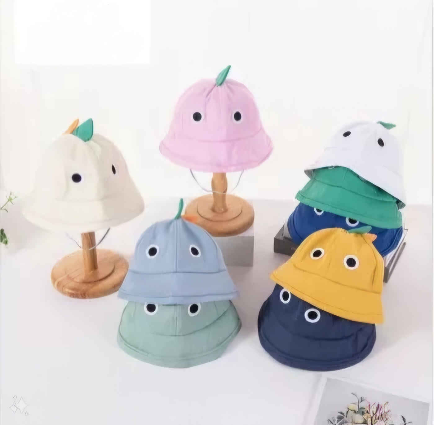 Seis chapéus de tecido coloridos para crianças com olhos e picos decorativos