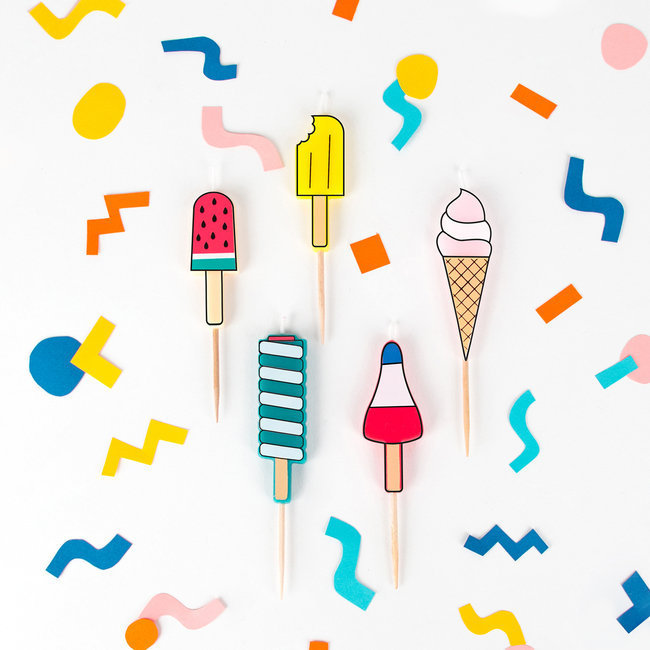 Toppers para bolos com desenhos coloridos de gelados, sobre fundo branco com confetes coloridos