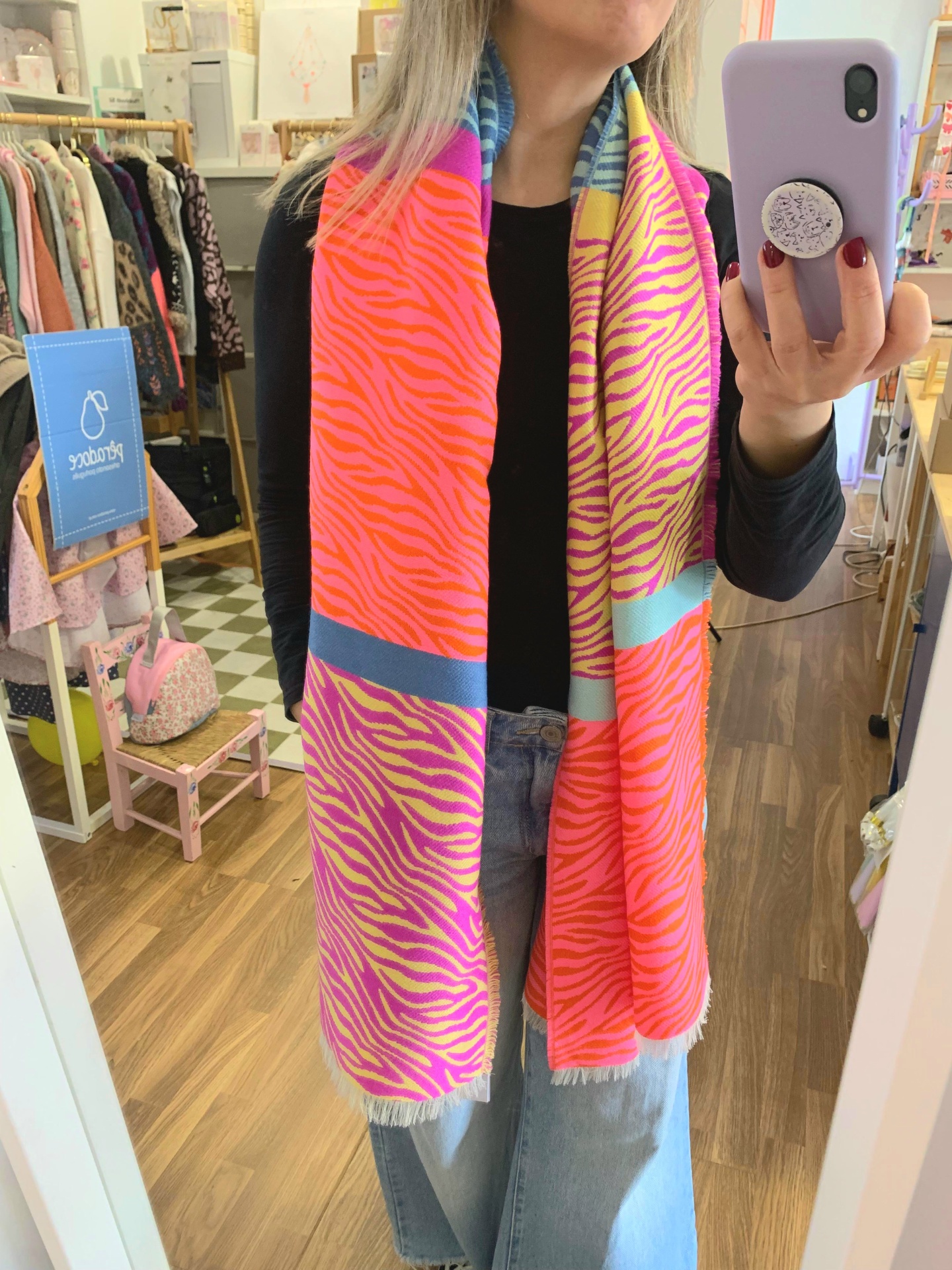 Lenço colorido com padrão zebrado usado por pessoa