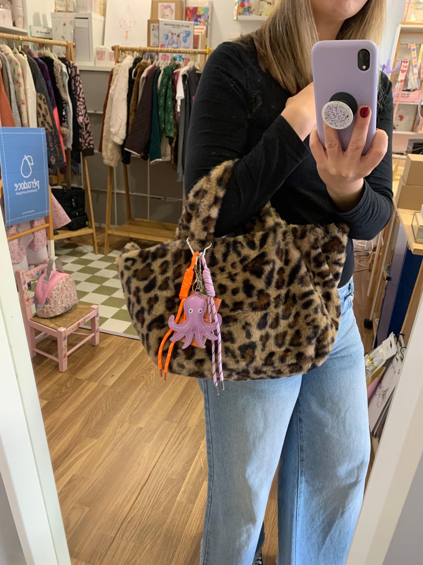 Mala de pelo com padrão de leopardo e pendente roxo