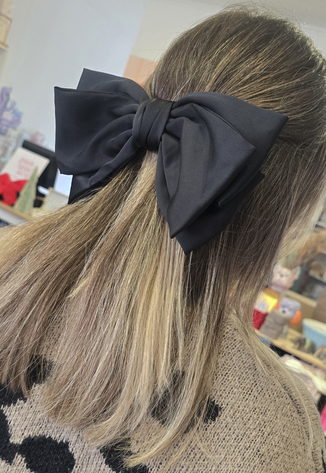 Elástico de cabelo com laço preto em cabelo loiro