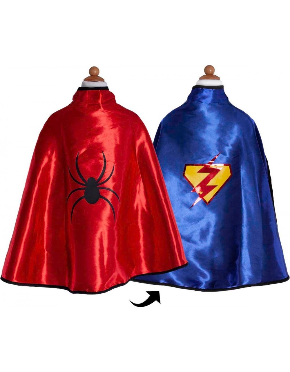 Capas vermelha e azul com símbolos de super-heróis, em manequins