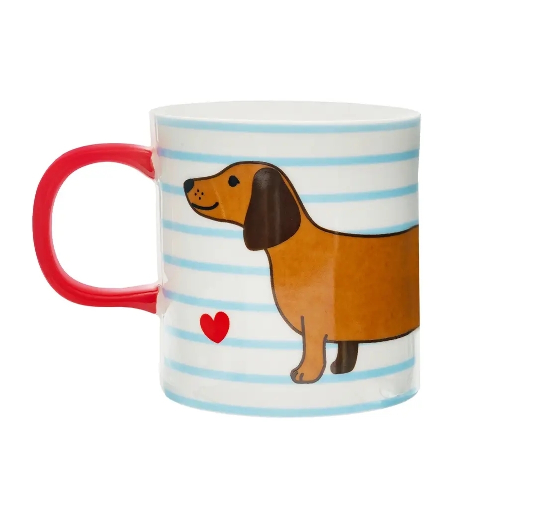 Caneca branca com riscos azuis, alça vermelha e desenho de cão castanho com coração.